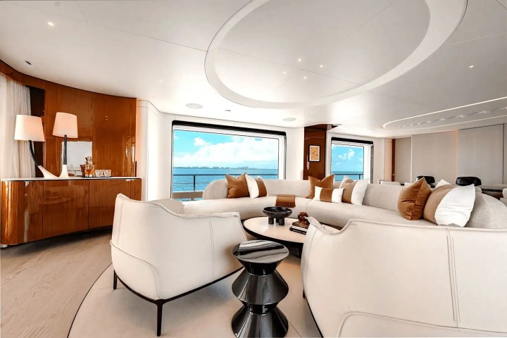 118' Azimut - Yacht Rental in Miami, Florida