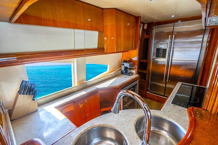 85′ Azimut guests lounging Miami – image 09