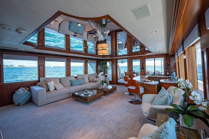 102′ Hatteras salon entertainment Nassau