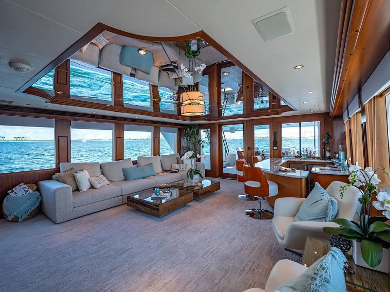 102′ Hatteras salon entertainment Nassau