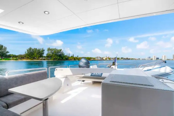 85' Horizon - Yacht Rental in Palm Beach, Florida