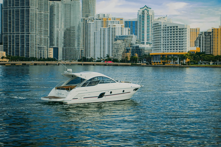 38′ Beneteau couples escape Key Biscayne