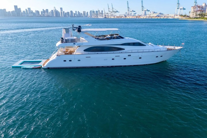 90' Azimut - Yacht Rental in Miami Beach, Florida