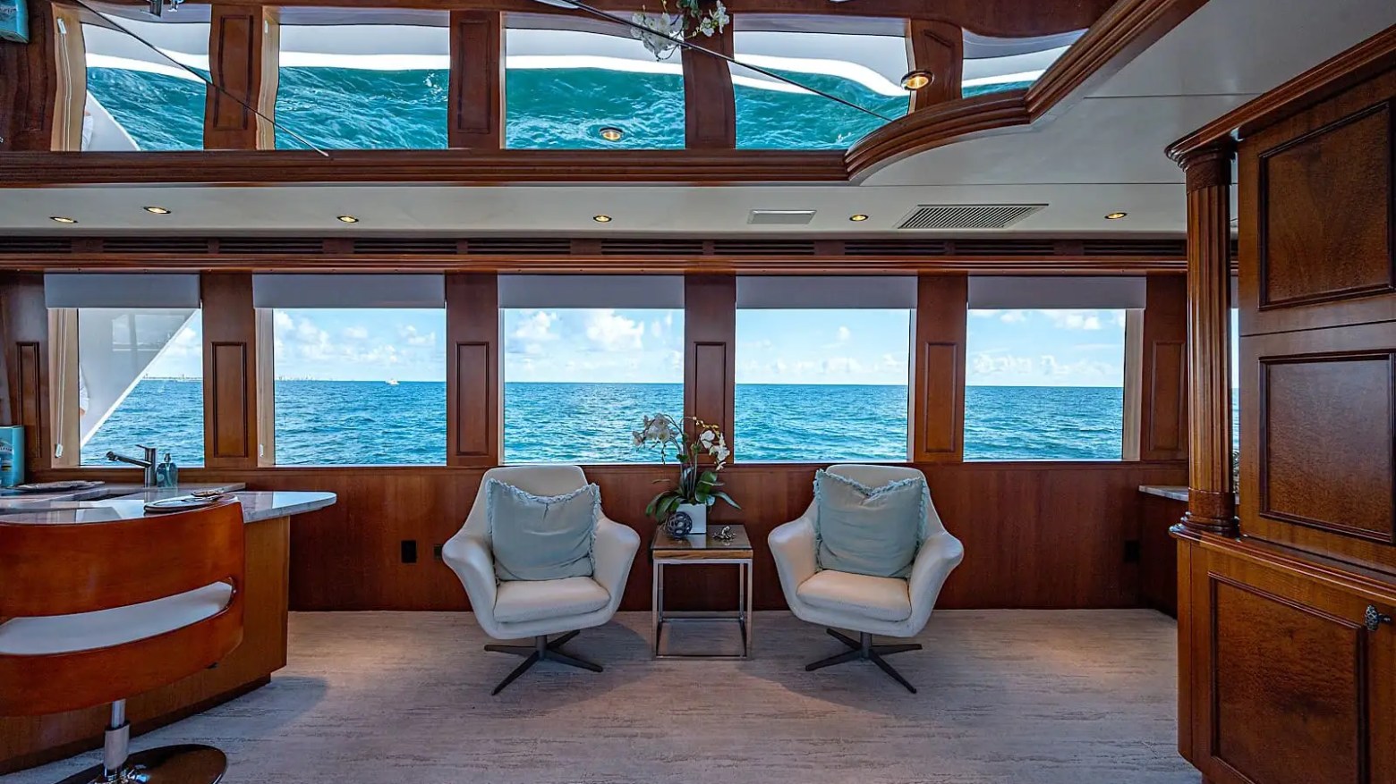 102′ Hatteras sleek side profile Nassau