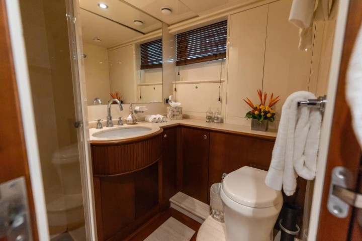 100' Azimut - Yacht Rental in Miami, Florida