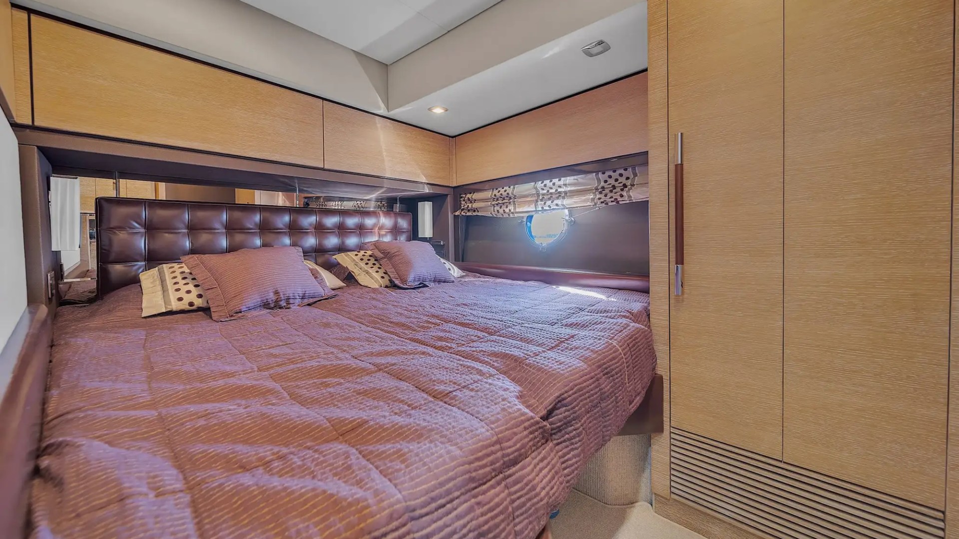 70′ Azimut interior detail finishes Aventura