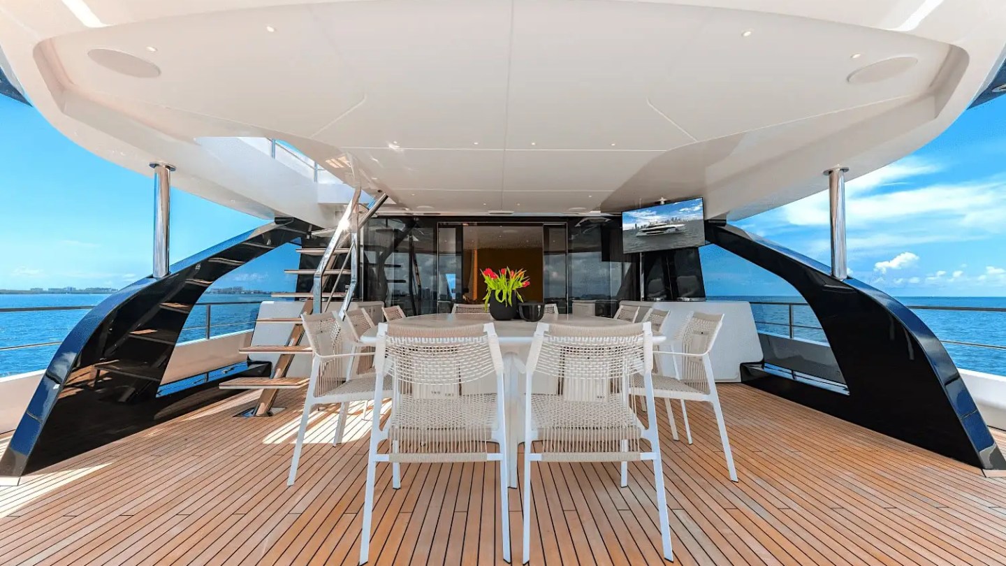 Aft deck lounge on 118′ Azimut Miami