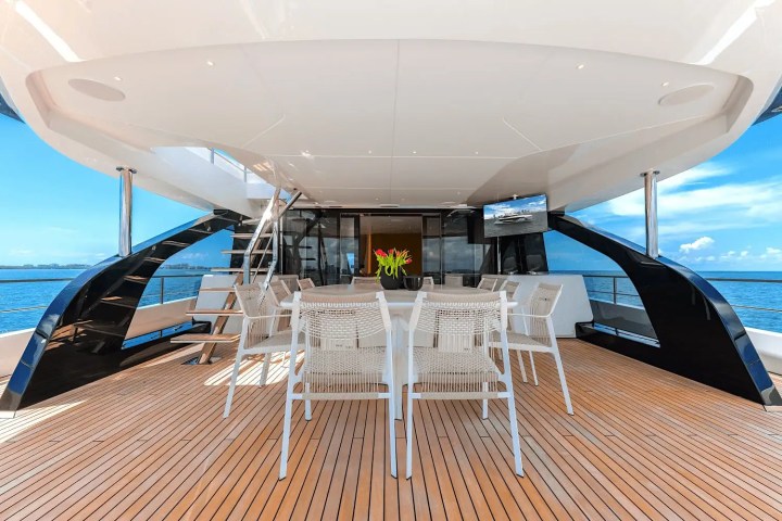 118' Azimut - Yacht Rental in Miami, Florida