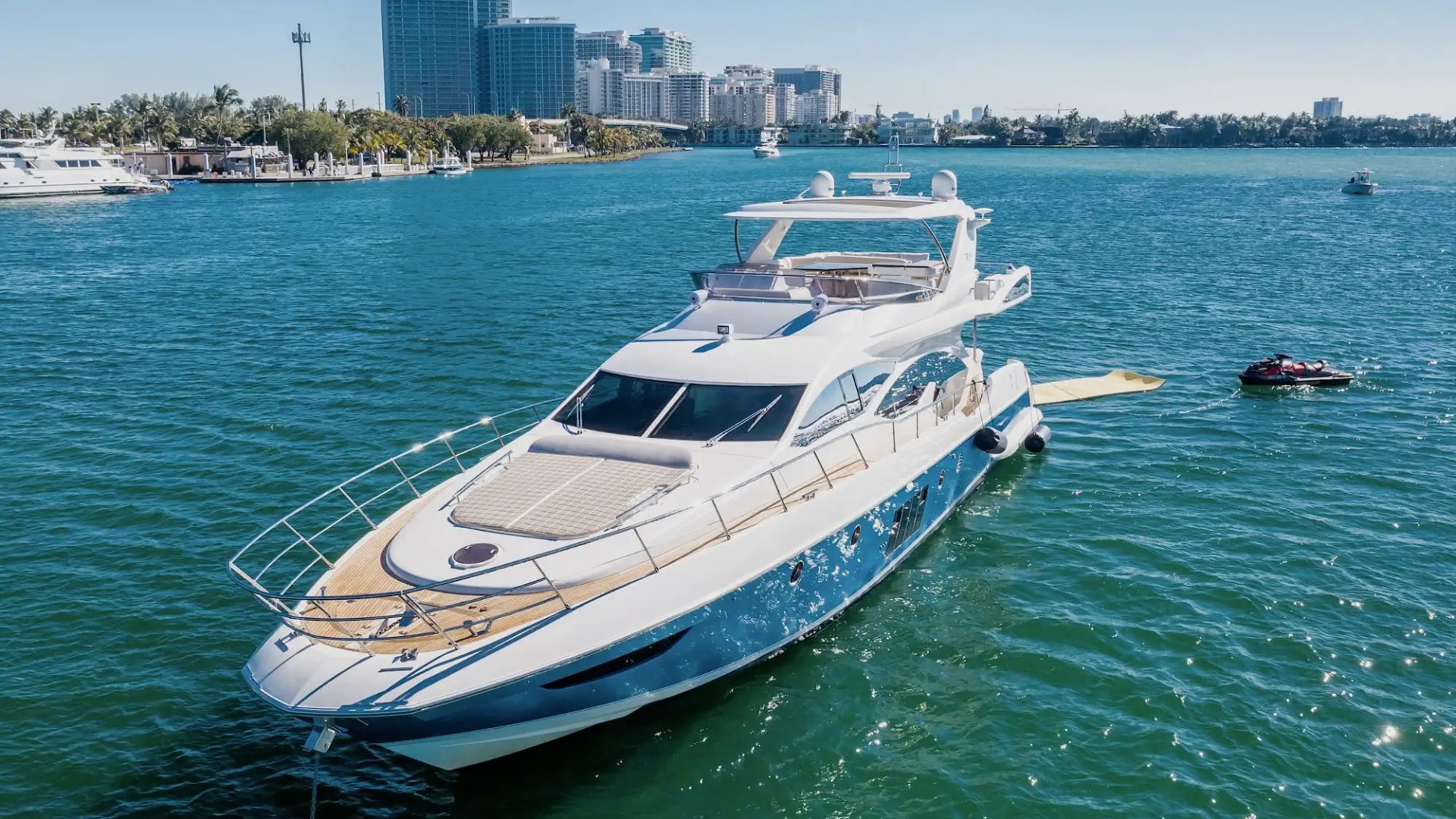 70′ Azimut lounge deck area Aventura