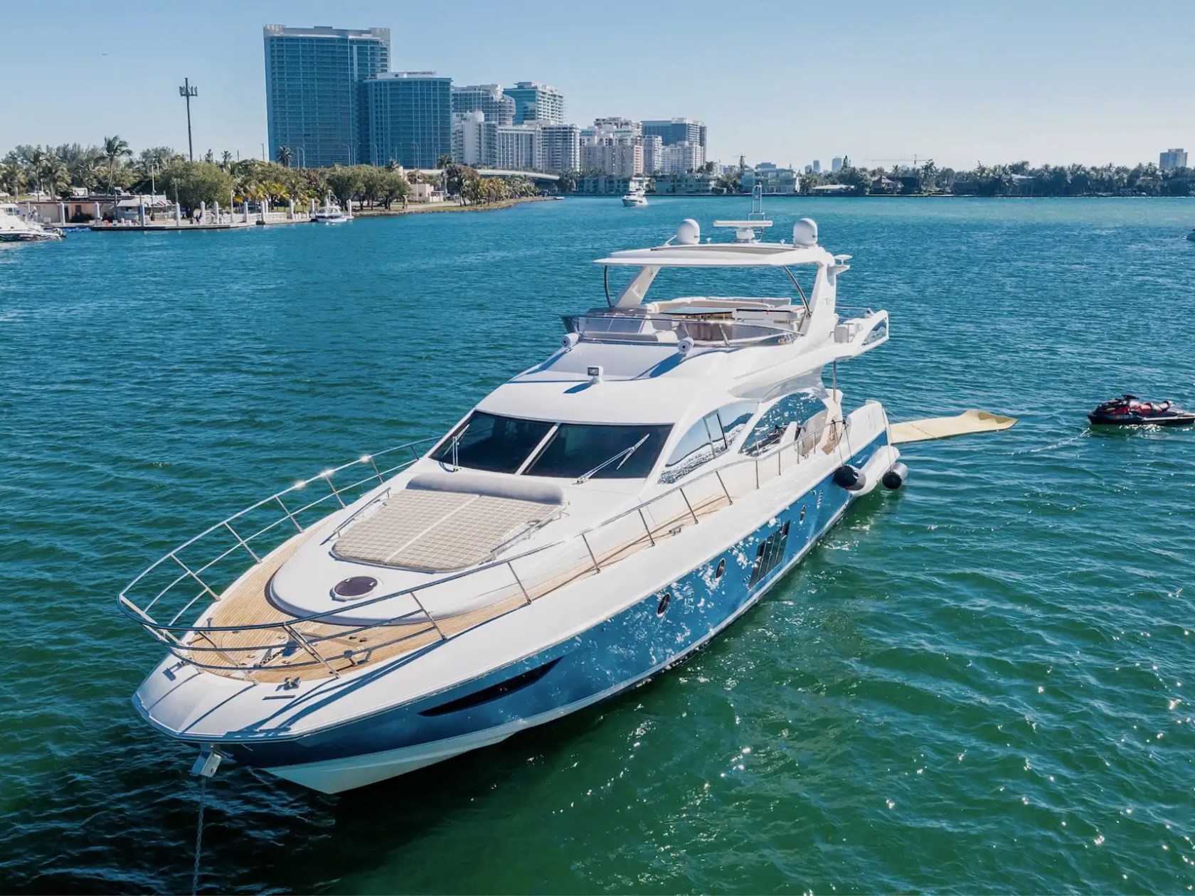 70′ Azimut lounge deck area Aventura