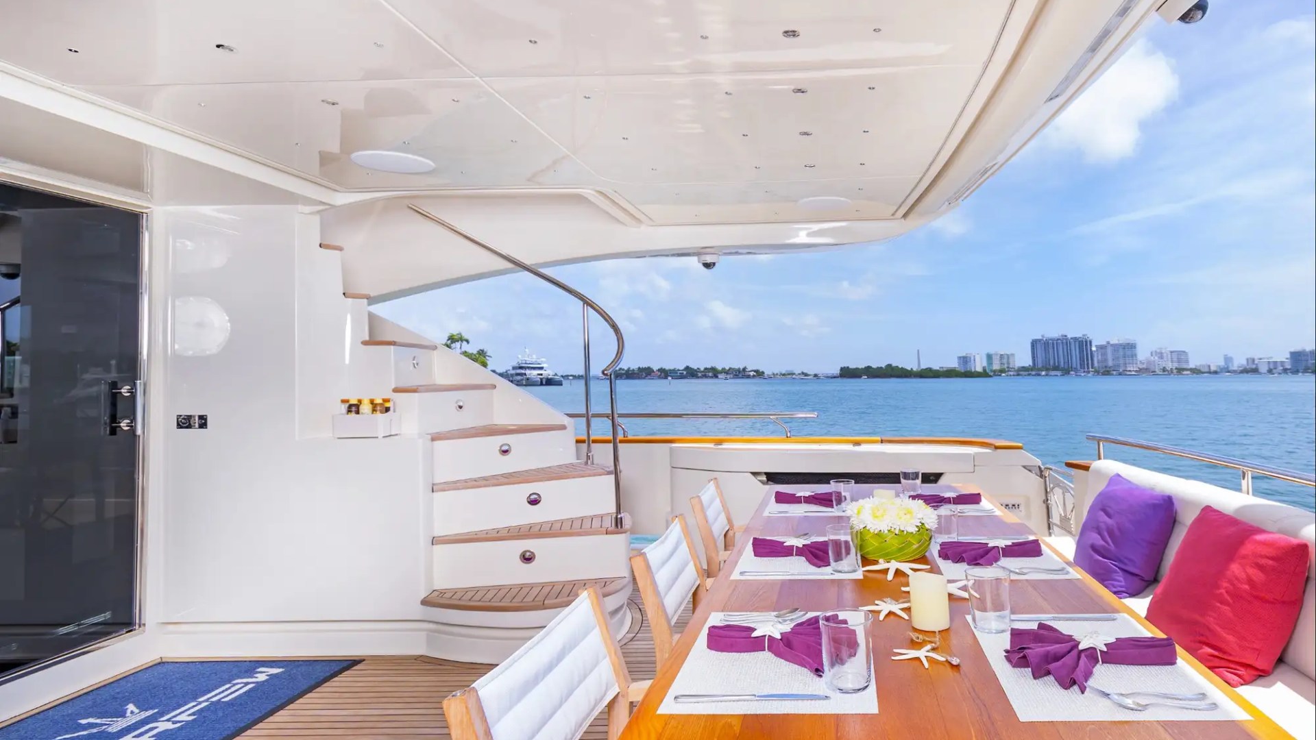 100' Dominator - Yacht Rental in Miami Beach, Florida