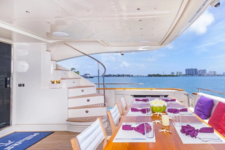 100' Dominator - Yacht Rental in Miami Beach, Florida