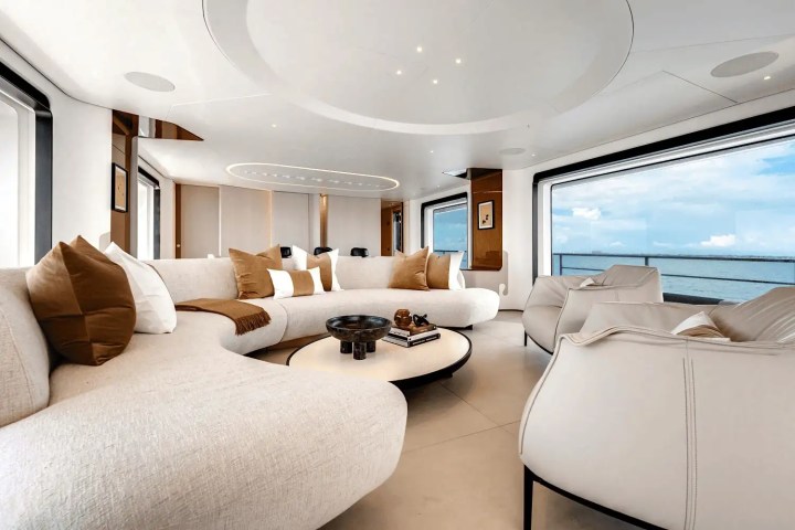 118' Azimut - Yacht Rental in Miami, Florida