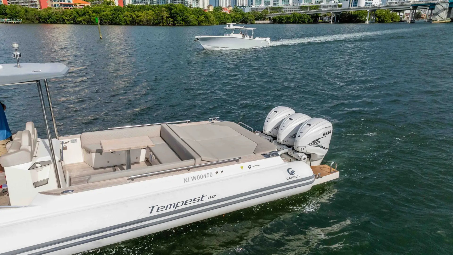 44′ Capelli lounge deck Miami