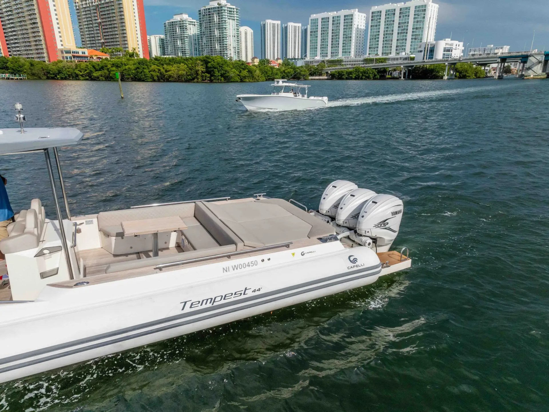 44′ Capelli lounge deck Miami