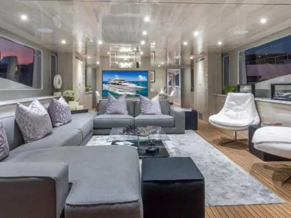 110' Horizon - Yacht Rental in Miami Beach, Florida