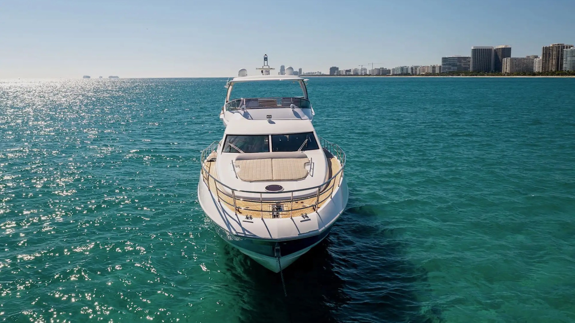 70′ Azimut action shot Aventura