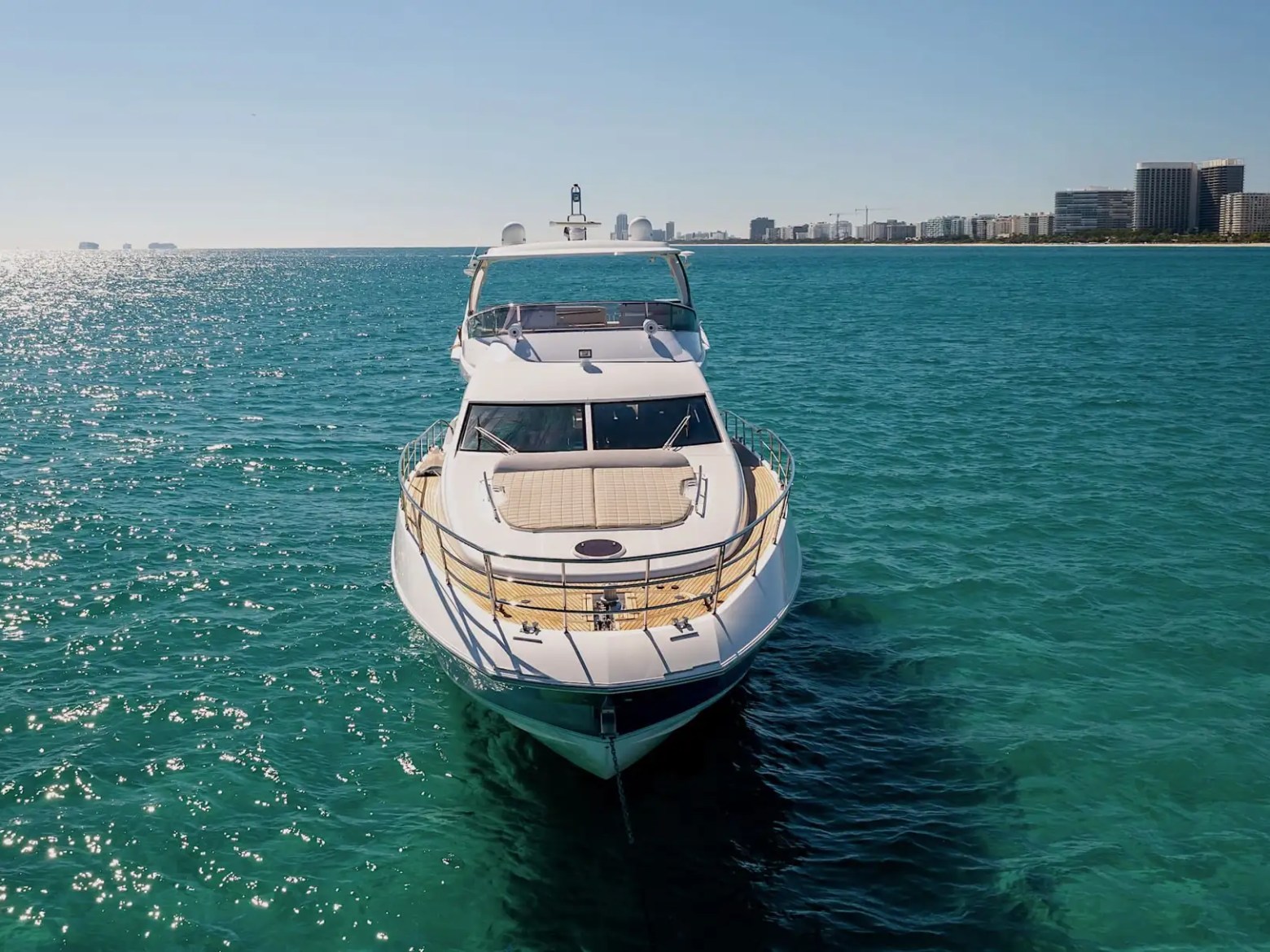 70′ Azimut action shot Aventura