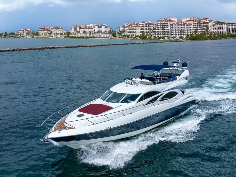 80′ Sunseeker luxury yacht charter Miami – exterior view