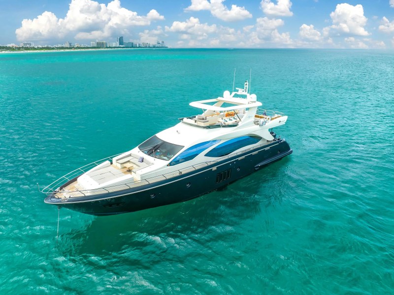 84′ Azimut luxury yacht charter Miami – image 01