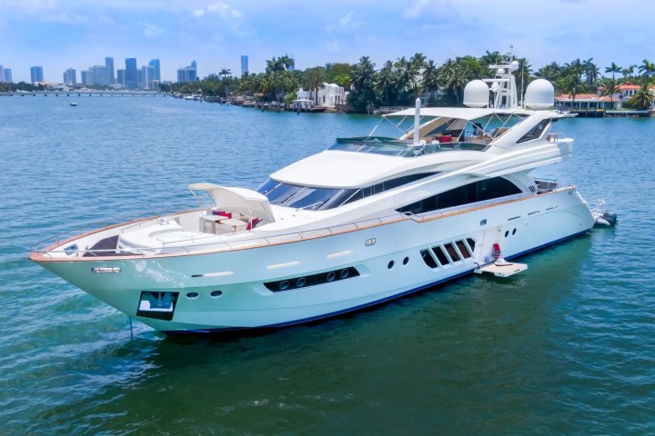 100' Dominator - Yacht Rental in Miami Beach, Florida