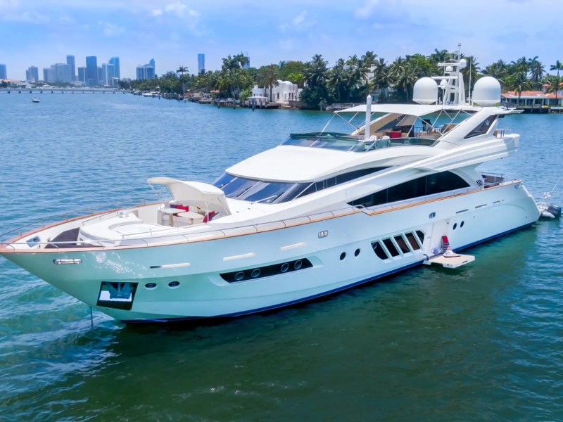 100' Dominator - Yacht Rental in Miami Beach, Florida