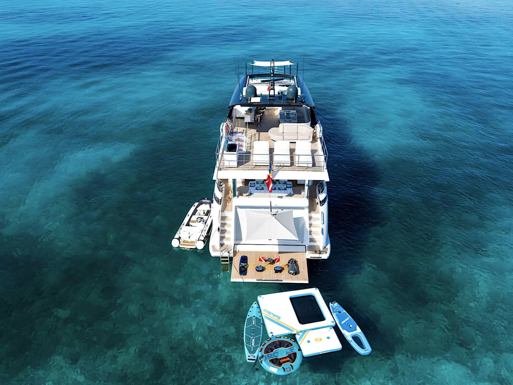 88′ Azimut luxury yacht charter Miami – exterior view