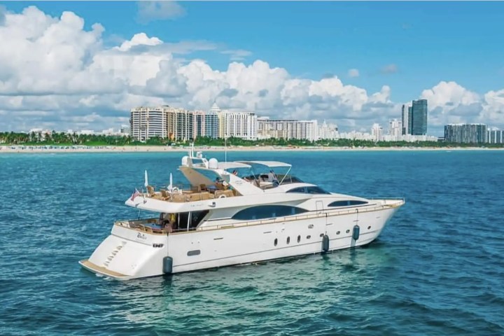 100' Azimut - Yacht Rental in Miami, Florida