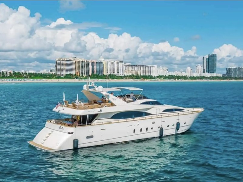 Aerial top-down bow shot of 100′ Azimut Miami