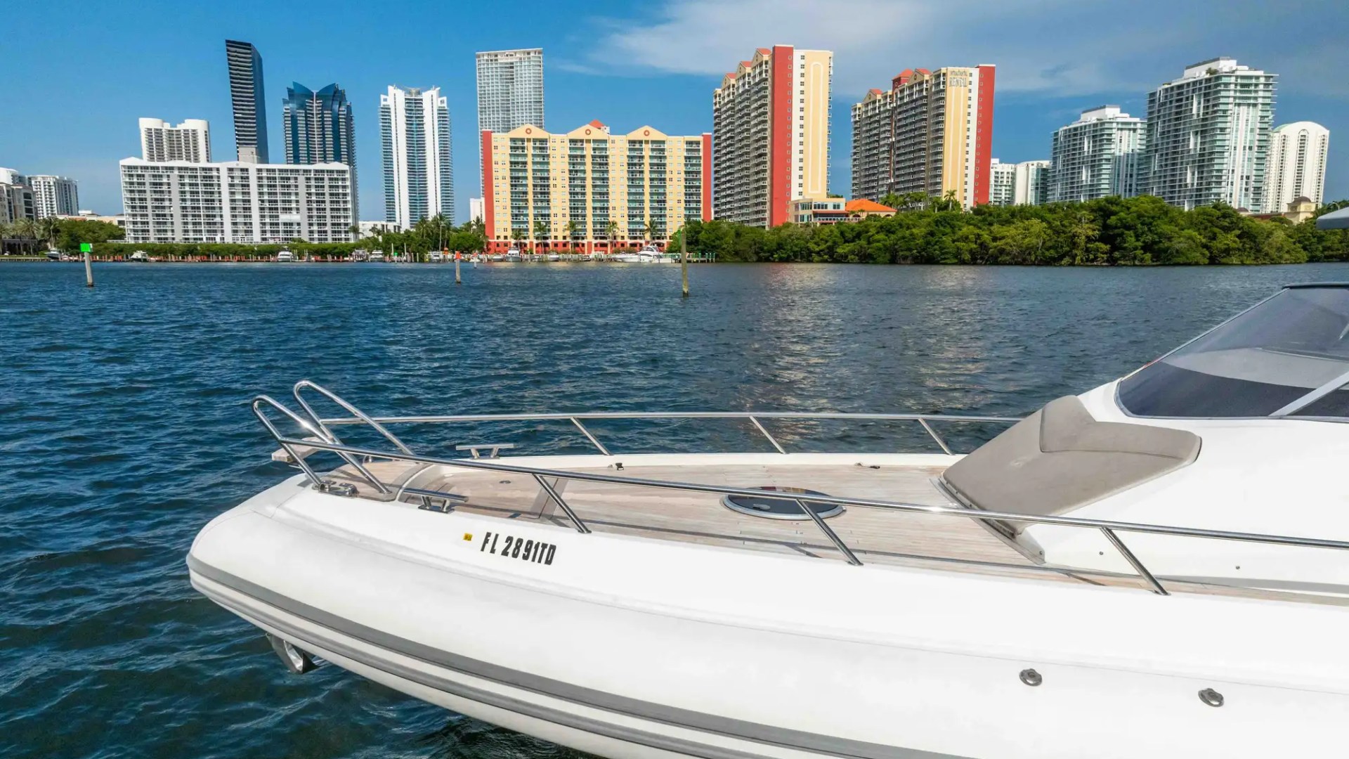 44′ Capelli foredeck sunpads Miami