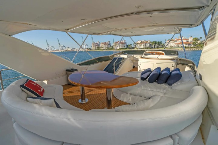 90' Azimut - Yacht Rental in Miami Beach, Florida