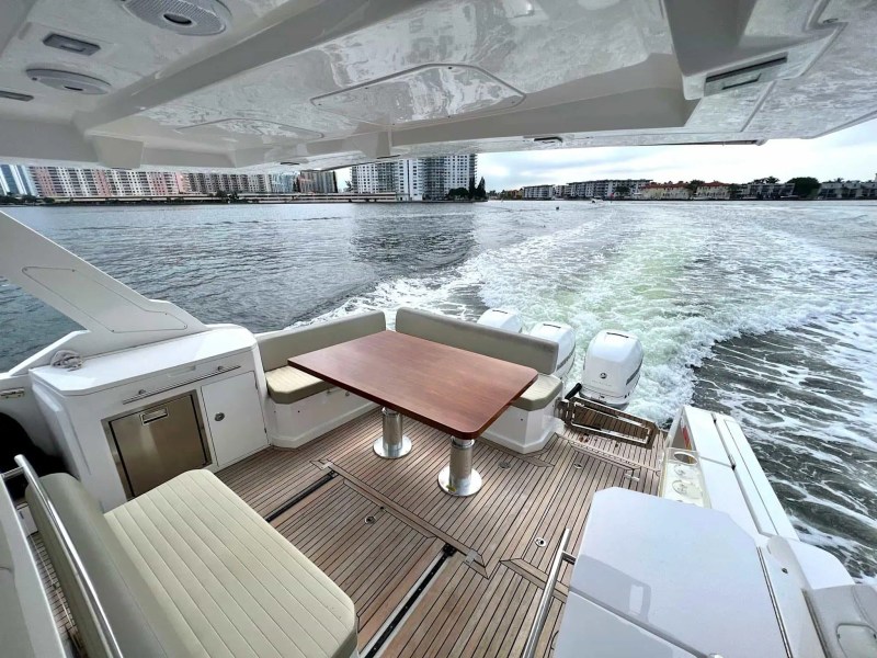 Wake trail from 42′ Azimut cruising ocean