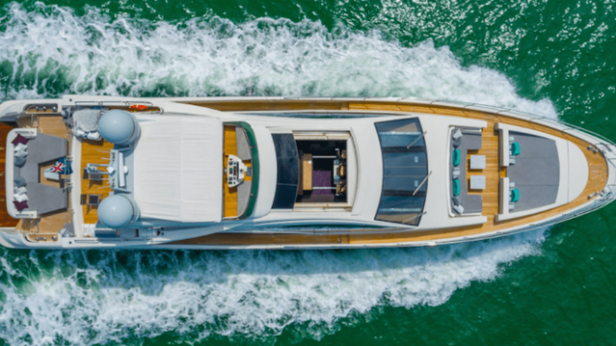 Aerial cruising reveal on 103′ Azimut Miami