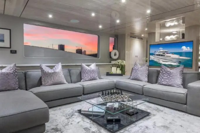 110' Horizon - Yacht Rental in Miami Beach, Florida