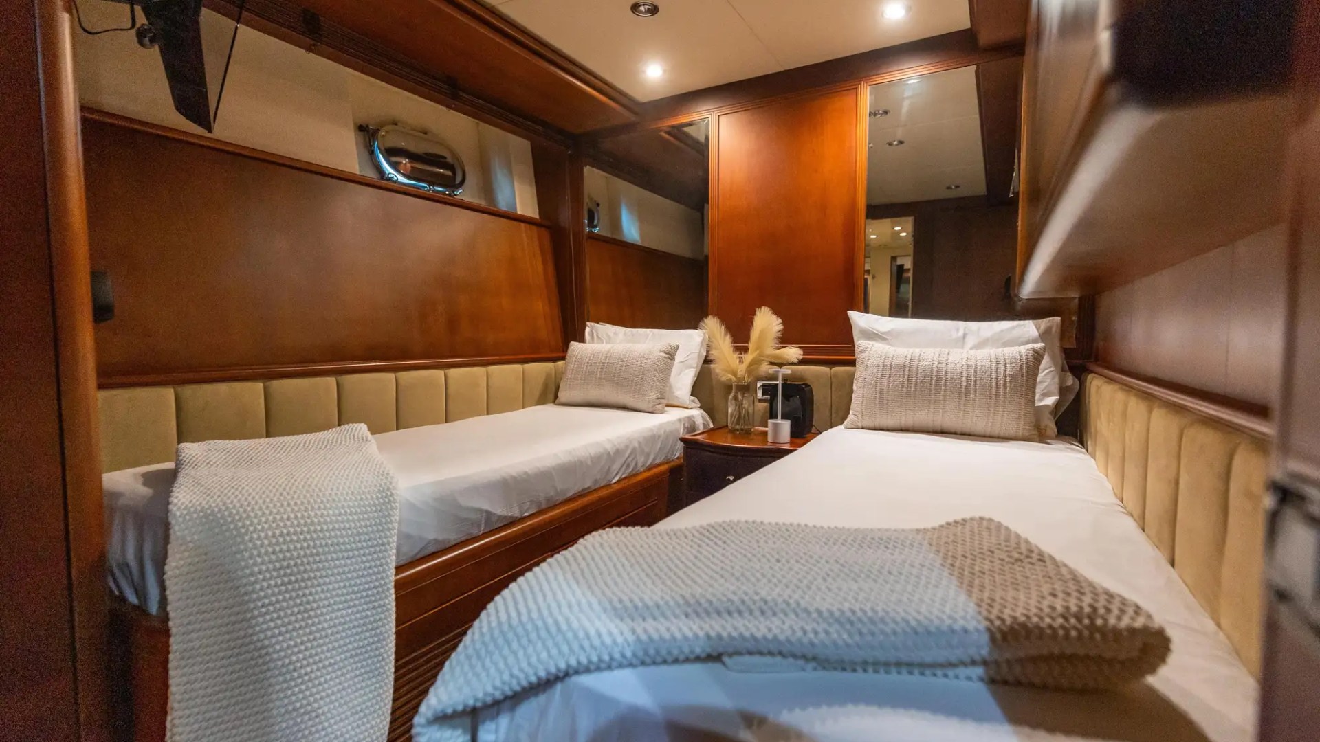 Guest stateroom twin layout on 100′ Azimut Miami