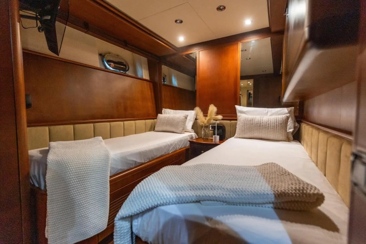 100' Azimut - Yacht Rental in Miami, Florida