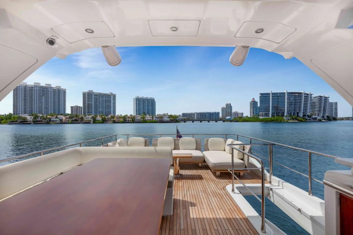 68′ Azimut family charter moments Aventura