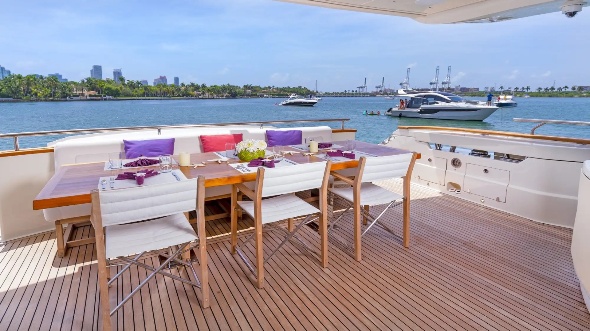 100' Dominator - Yacht Rental in Miami Beach, Florida