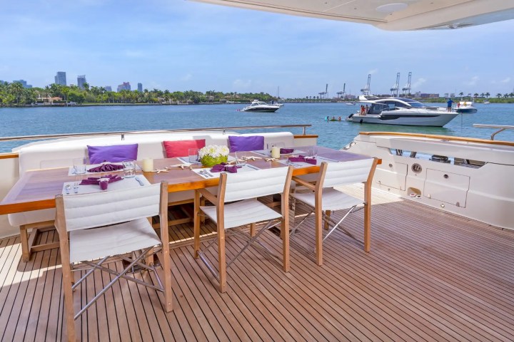 100' Dominator - Yacht Rental in Miami Beach, Florida