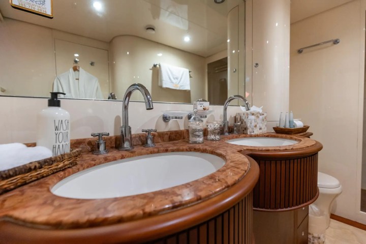 100' Azimut - Yacht Rental in Miami, Florida