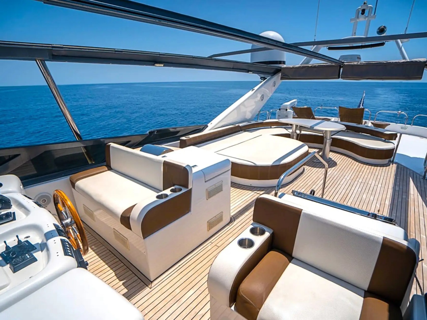 85′ Azimut side-profile cruising Miami – image 10