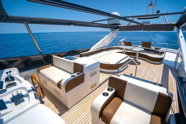 85′ Azimut side-profile cruising Miami – image 10