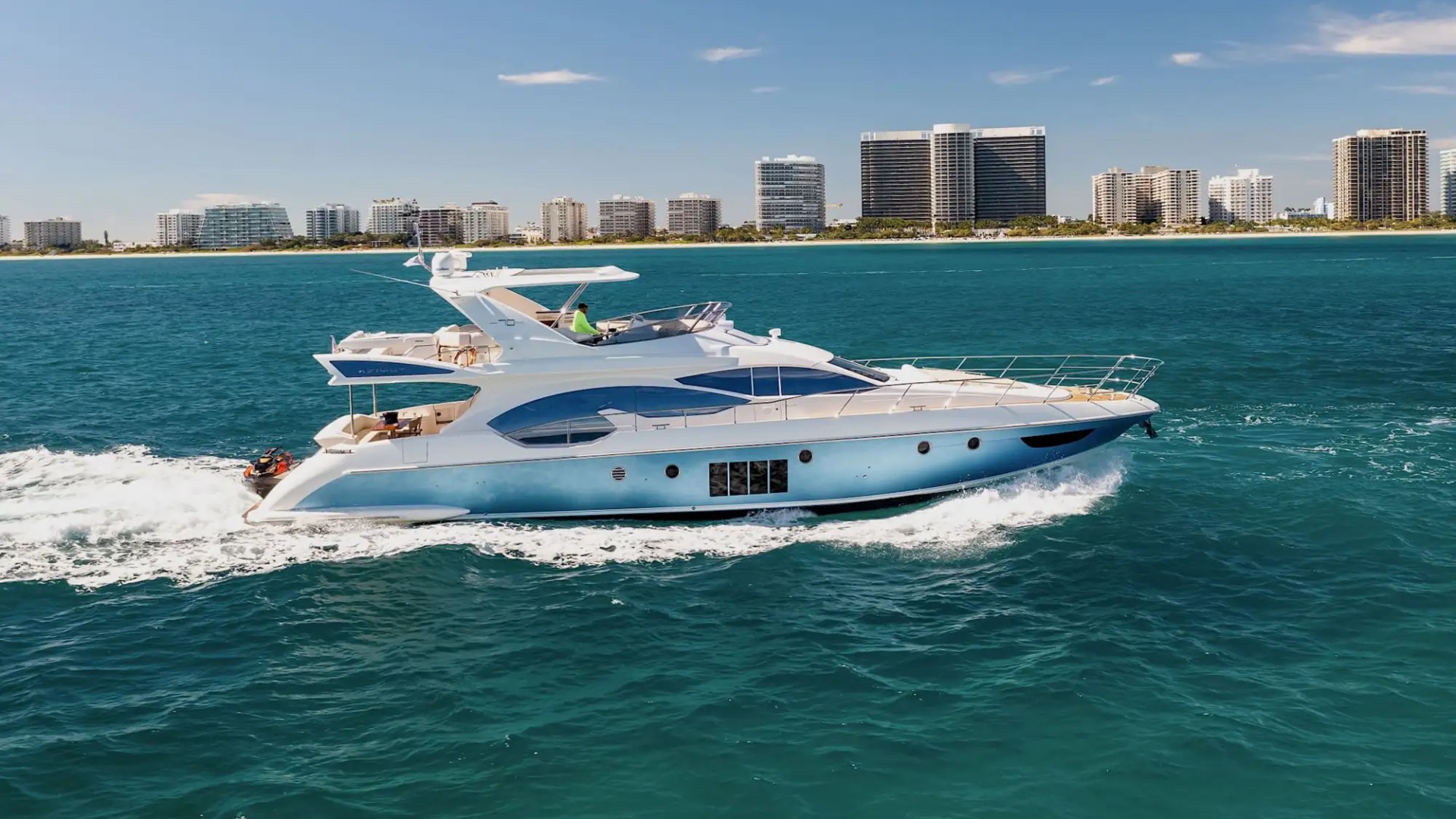 70′ Azimut family charter moments Aventura