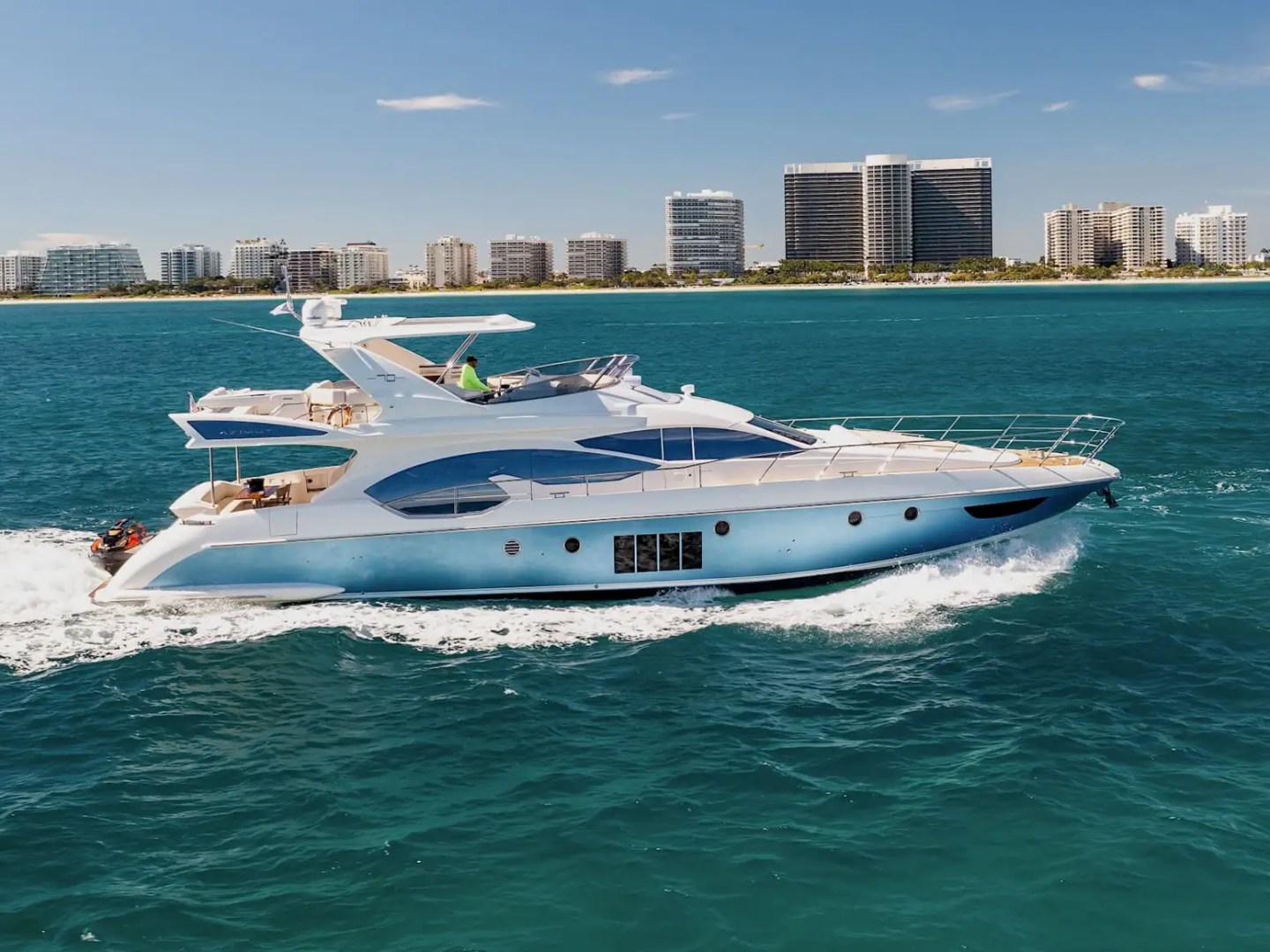 70′ Azimut family charter moments Aventura