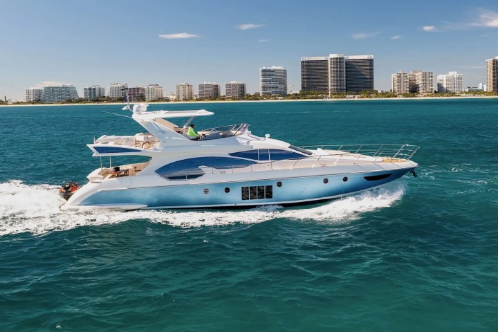 70′ Azimut family charter moments Aventura