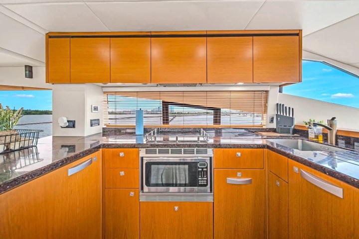 70′ Sunseeker panoramic water view Miami – image 19