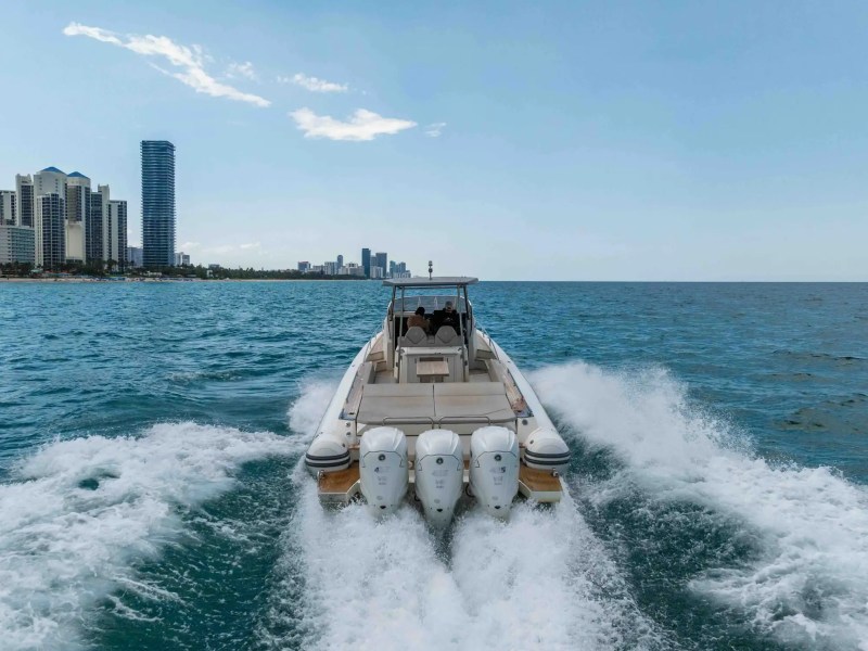 44′ Capelli action shot Miami