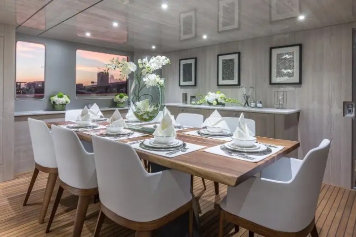 110' Horizon - Yacht Rental in Miami Beach, Florida