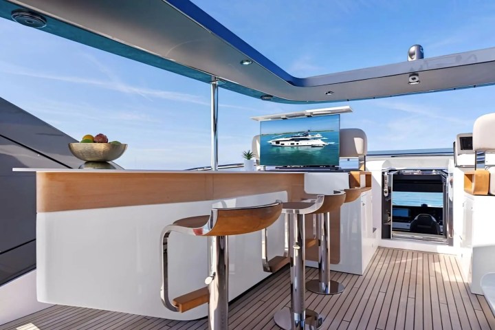88′ Azimut evening deck ambiance Miami – image 15