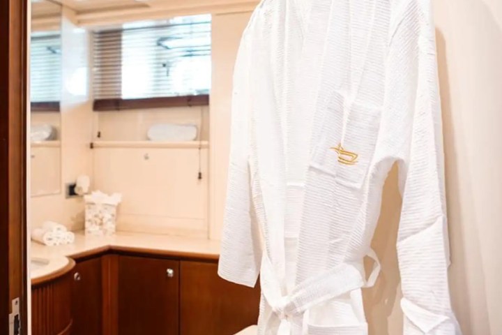 100' Azimut - Yacht Rental in Miami, Florida